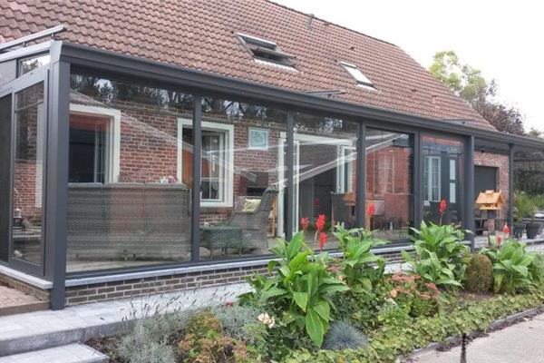 Veranda met zonwering en aanpalende pergola